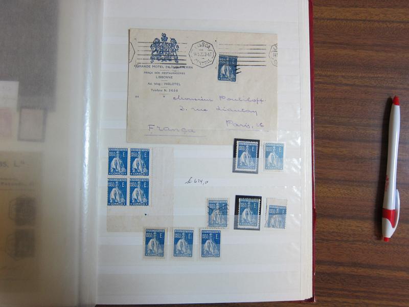 0007 (51).JPG -     Lote:    7      Ceres      Lotes Especiais       Descrição:         1924/26 &mdash; Ceres. Novas taxas e cores. Colecção em classificador, com selos novos e usados, simples e em múltiplos. Série em quadras, Variedades de clichés e erros. Inclui 7 provas e 37 exemplares, entre cartas e postais ilustrados, em todas as taxas, com excepção dos valores de 10E e 20E. 95% dos selos novos em excelente estado sem sinal de charneira. Todas as cartas de grande qualidade e em bom estado de conservação. Acompanham muitos desenhos de autoria de Eduardo Silva. Valor de catálogo dos selos novos de &euro; 32.000,00.        Lote       Valor Base:     &euro; 8.000,00     Valor Venda:     &euro; 8.000,00     
